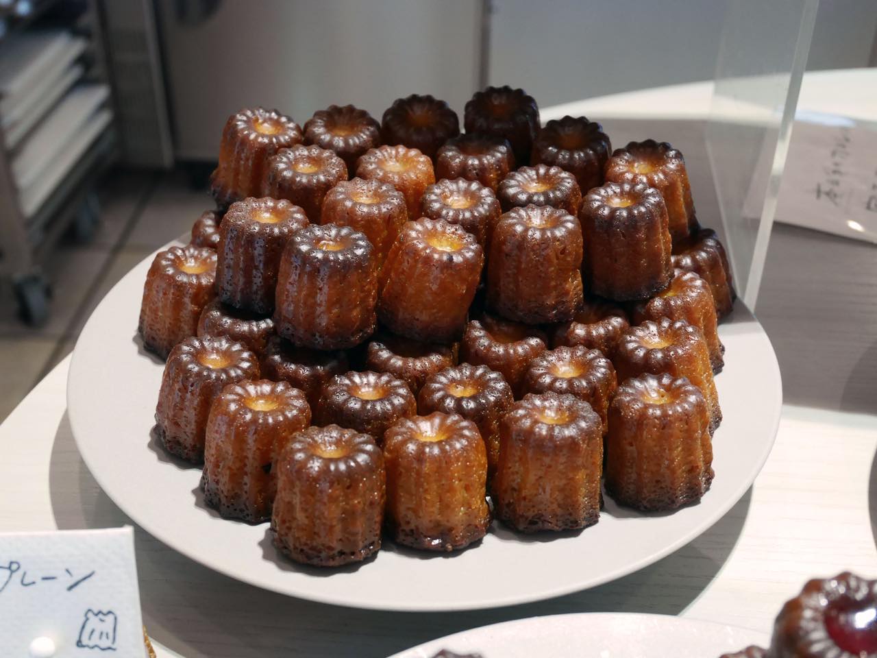 フランスの伝統的な焼き菓子プティサイズのカヌレがかわいくて絶品!兵庫県芦屋市「洋菓子のダニエル」 - GOTRIP!