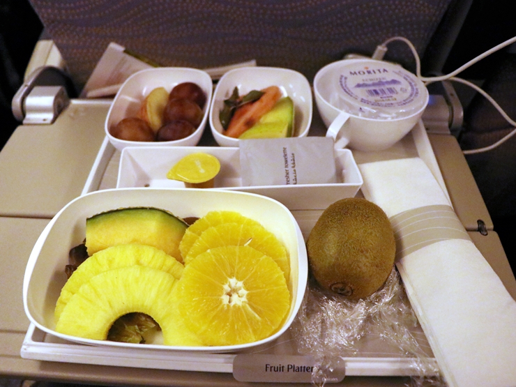 世界の機内食 おいしいと評判のエミレーツ航空の機内食 フルーツミール 通常食を食べてみた Gotrip 明日 旅に行きたくなるメディア