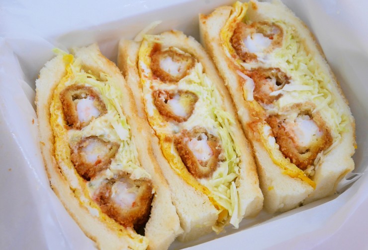 これぞ名古屋を代表するサンドイッチ！？豪快にエビを3本サンドした「エビフライサンド」は老舗ならではの味！名古屋市中区「コンパル」
