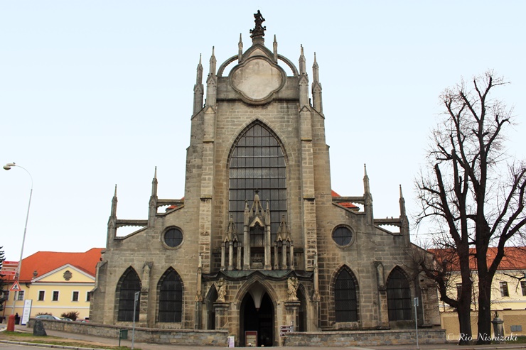 パステルカラーの光の教会 チェコ クトナーホラの聖母マリア大聖堂は外観とのギャップが凄い Gotrip 明日 旅に行きたくなるメディア