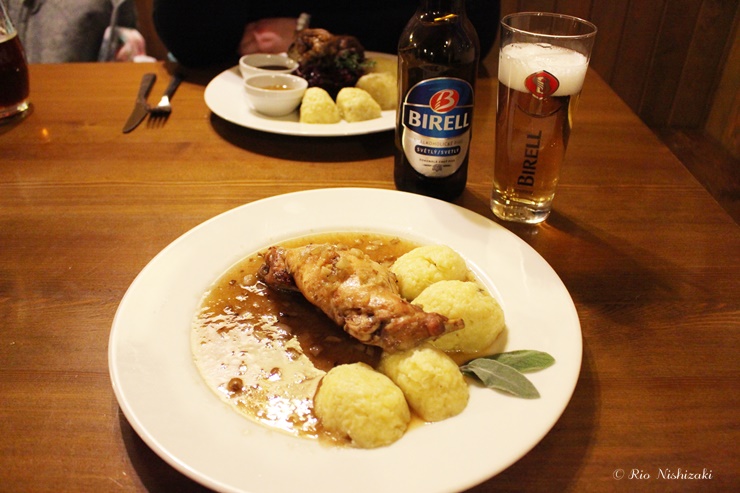 古き良き時代のチェコを堪能 伝統的なウサギ料理を頂けるチェスキー クルムロフのレストラン シュヴェイク Svejk Restaurant Gotrip 明日 旅に行きたくなるメディア