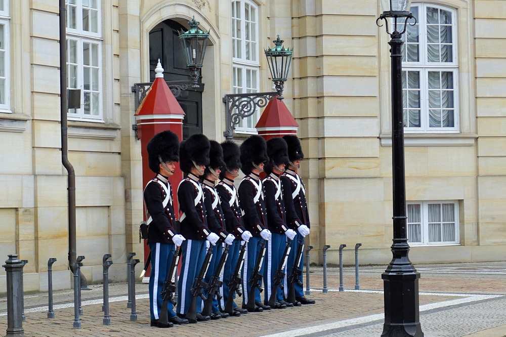 デンマーク・コペンハーゲン名物、現役の王宮・アメリエンボー宮殿で