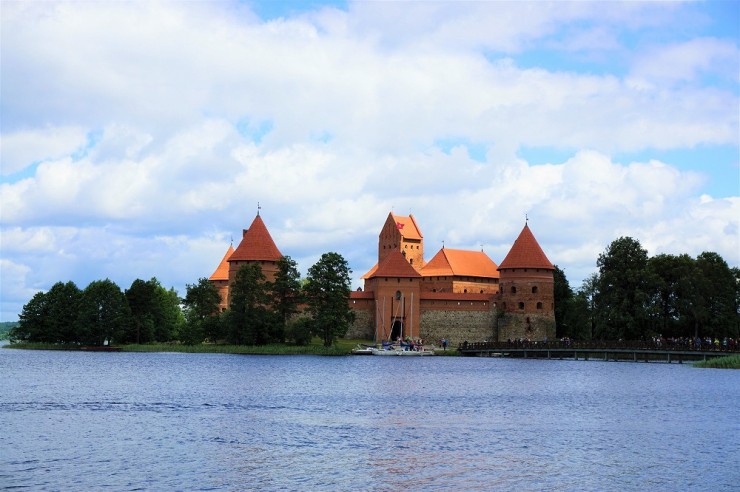 湖に浮かんでいるかのような赤レンガの古城 リトアニアのトラカイ城を訪ねて Gotrip 明日 旅に行きたくなるメディア