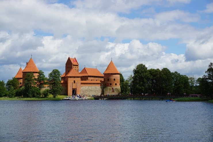 湖に浮かんでいるかのような赤レンガの古城 リトアニアのトラカイ城を訪ねて Gotrip 明日 旅に行きたくなるメディア