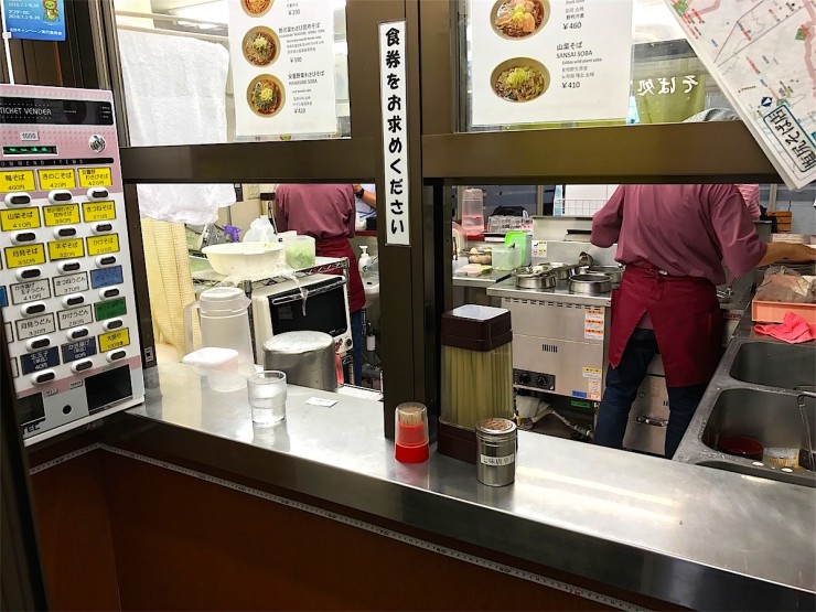 【日本麺紀行】定員たったの2名!?日本で最も狭い立ち食い蕎麦屋 / 長野県塩尻市の「そば処 桔梗（ききょう）」