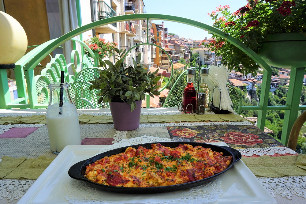 世界の美食 美食と絶景のコラボ ヴェリコ タルノヴォのパノラマレストラン シュタストリヴェツァ Gotrip 明日 旅に行きたくなるメディア