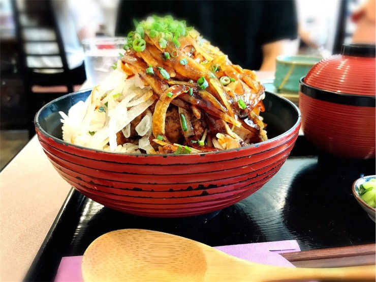 20食限定！街の巨匠がつくる和風ハンバーグ丼がうますぎる / 東京都中央区の「洋食レストラン・津々井（つつい）」