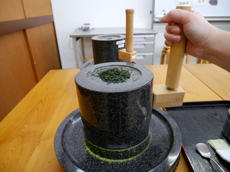 抹茶を作って味わう！京都・宇治市「福寿園宇治茶工房」の石臼で抹茶づくりを体験してみた