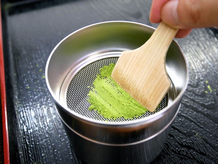 抹茶を作って味わう！京都・宇治市「福寿園宇治茶工房」の石臼で抹茶づくりを体験してみた