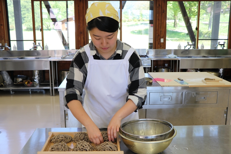 信州木曽 ふるさと体験館でそば打ち体験。打ちたての石臼挽き蕎麦を味わおう！