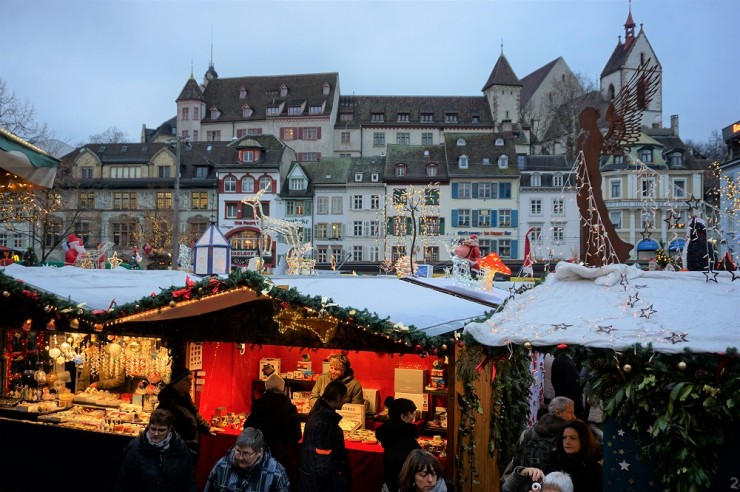 スイス最大級 バーゼルの色と光に満ちたクリスマスマーケット Gotrip 明日 旅に行きたくなるメディア