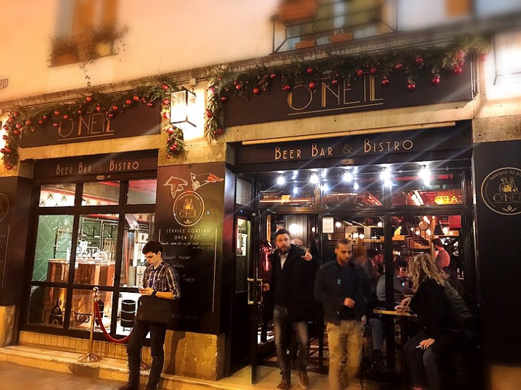 ワインが大好きなフランス人が行列を作ってまで飲みたい大人気のパリの地ビールとは フランス パリの最先端オシャレブリューパブ オニール Gotrip 明日 旅に行きたくなるメディア