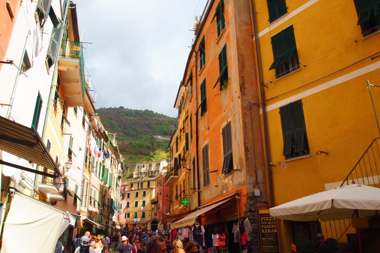 世界の街並 港に面したカラフルな町並みが旅情をそそる イタリアの世界遺産ヴェルナッツァを歩く Gotrip 明日 旅に行きたくなるメディア