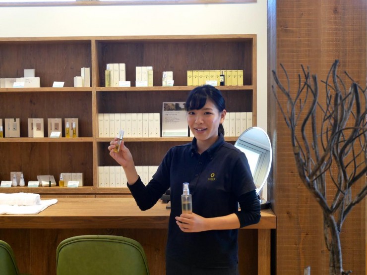 香川県・小豆島の井上誠耕園「らしく園本館」自慢のオリーブ化粧品でオリーブオイル美容体験ができる