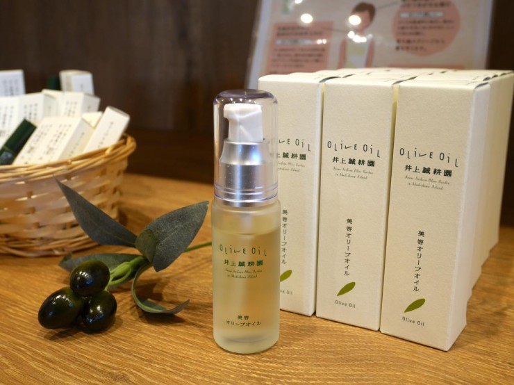 香川県・小豆島の井上誠耕園「らしく園本館」自慢のオリーブ化粧品でオリーブオイル美容体験ができる