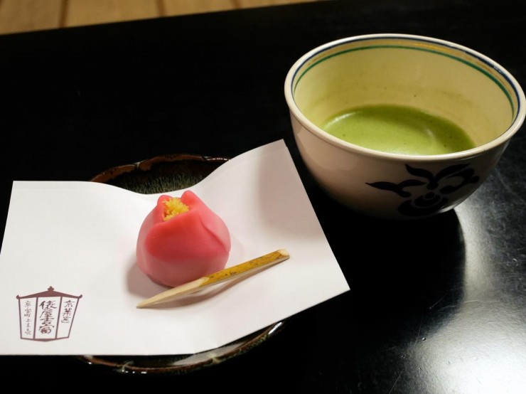 京都観光の合間に / 京都市上京区「俵屋吉富」出来立ての京菓子と宇治抹茶で休憩してみてはいかが？