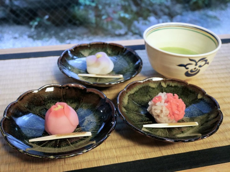 京都観光の合間に / 京都市上京区「俵屋吉富」出来立ての京菓子と宇治抹茶で休憩してみてはいかが？