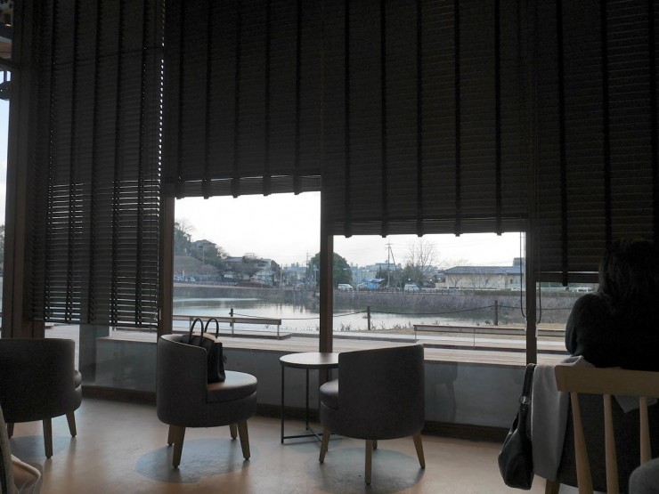目の前に広がる鴻ノ池を眺めながらコーヒーが飲める！奈良県最大規模のスタバ「奈良鴻ノ池運動公園店」がオープン