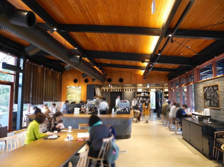 目の前に広がる鴻ノ池を眺めながらコーヒーが飲める 奈良県最大規模のスタバ 奈良鴻ノ池運動公園店 がオープン Gotrip 明日 旅に行きたくなるメディア