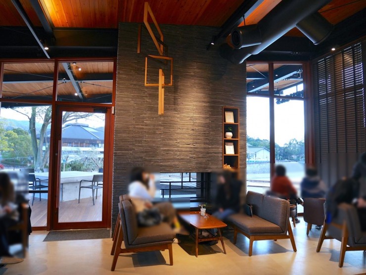 目の前に広がる鴻ノ池を眺めながらコーヒーが飲める！奈良県最大規模のスタバ「奈良鴻ノ池運動公園店」がオープン