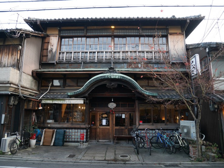 元銭湯がアートなカフェに！？ノスタルジックなマジョリカタイルに囲まれた京都の銭湯カフェ「さらさ西陣」