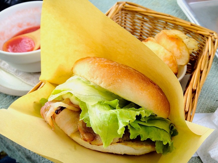まるでジブリ映画に出てくるようなお店で味わう絶品のハンバーガー / 北海道美瑛町の美味しいハンバーガーショップ「ピクニック」