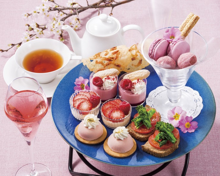 ヨックモック青山本店のカフェ「BLUE BRICK LOUNGE」に春らしい桜や苺を使った新作スイーツ登場！