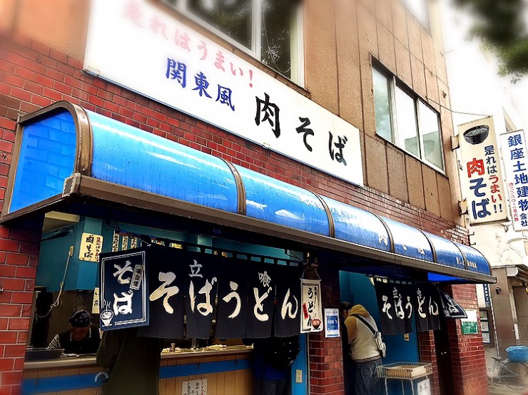 東京が世界に誇る最高の立ち食い蕎麦！ド迫力の超極厚な豚の角煮を堪能できる立ち食いそば店「豊しま 飯田橋店 」