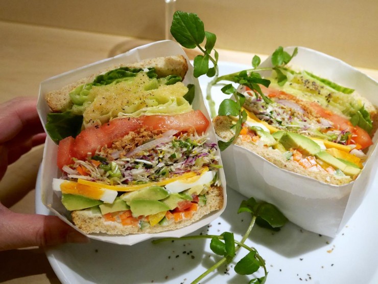 15種類以上の野菜と自家製ドレッシングが自慢の「アンドサンドイッチ」が東京・新宿御苑前に移転オープン！