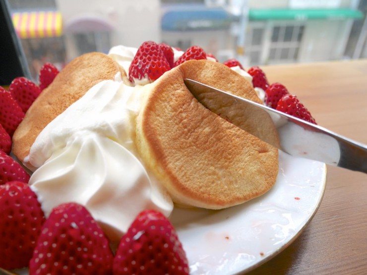「苺畑のスプレパンケーキ」は苺2パック使用！？大阪市西区新町『チョコレート研究所』