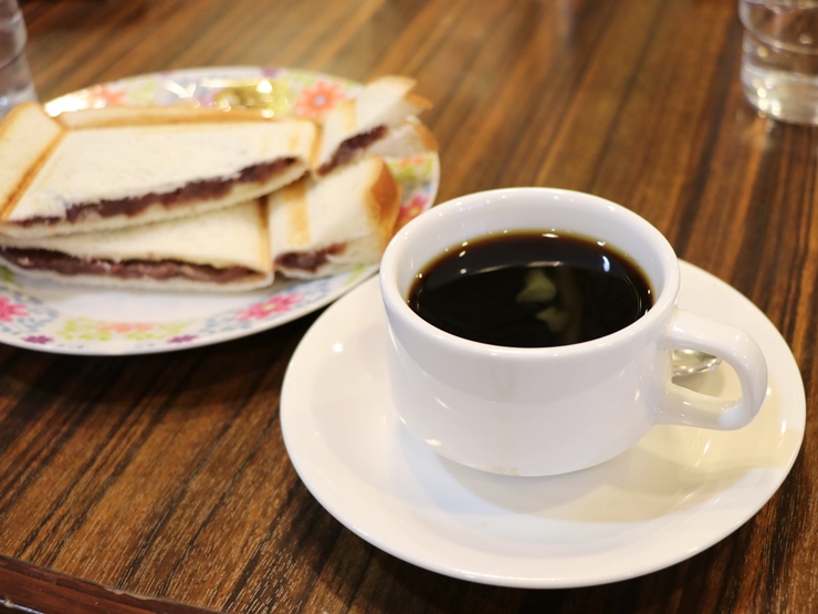 名古屋駅近くのモーニング喫茶「リヨン」なら終日モーニングが楽しめる！ コーヒー1杯410円で小倉あんプレスサンド付き