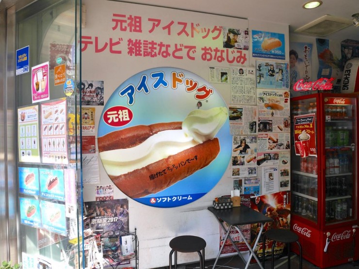 パンの具材がソフトクリーム！？大阪アメリカ村の名物スイーツ『元祖アイスドッグ』が個性的すぎる
