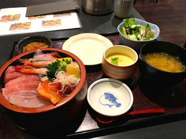 東京の老舗鮮魚チェーン店が運営するレストランでいただく絶品の海鮮丼 / 東京都杉並区の「魚こう 荻窪本店」