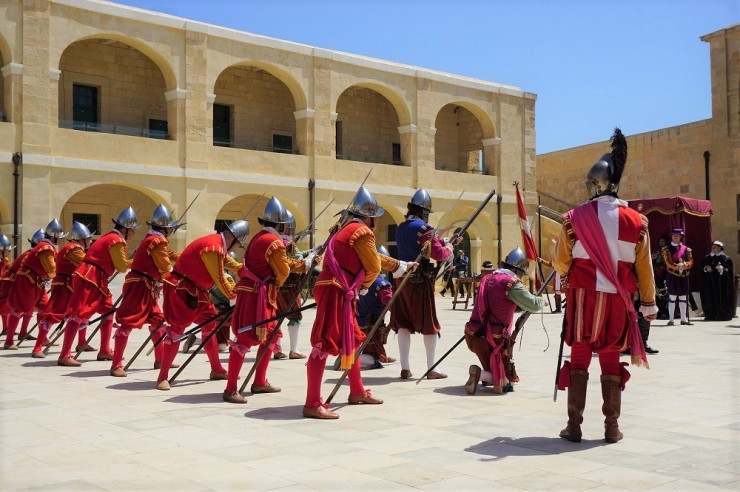 マルタ島で騎士団の軍事演習の再現パレード「インガーディア」を楽しもう