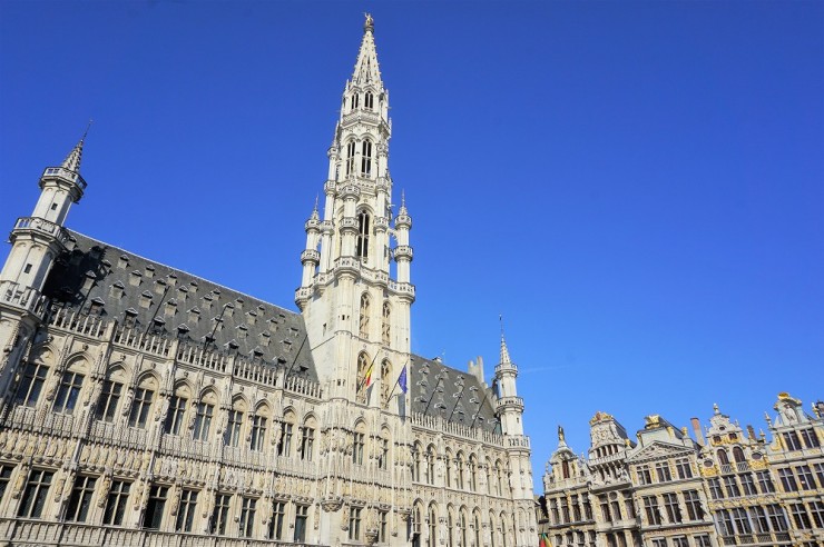 世界のスタバ ベルギー ブリュッセルにある世界で最も美しい広場の景色を堪能できるスタバ スターバックス グラン プラス店 Gotrip 明日 旅に行きたくなるメディア
