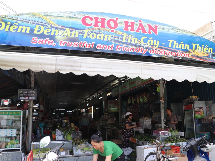 ベトナム中部ダナンの中心地にある市民の台所 ハン市場 でアオザイを買う Gotrip 明日 旅に行きたくなるメディア