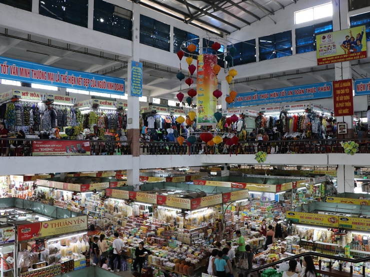 ベトナム中部ダナンの中心地にある市民の台所 ハン市場 でアオザイを買う Gotrip 明日 旅に行きたくなるメディア