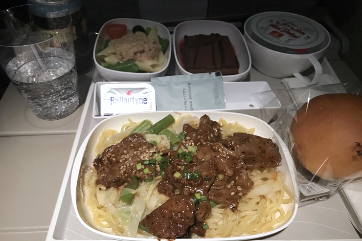 世界の機内食 エミレーツ航空エコノミークラスの機内食を食べてみた Gotrip 明日 旅に行きたくなるメディア