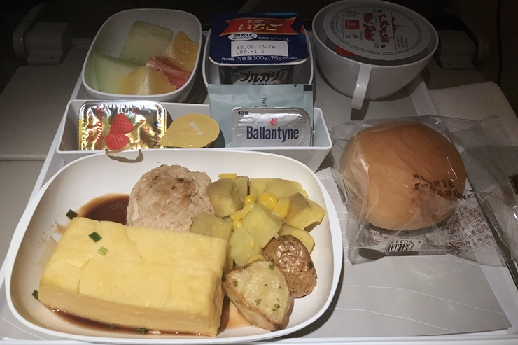 世界の機内食 エミレーツ航空エコノミークラスの機内食を食べてみた Gotrip 明日 旅に行きたくなるメディア