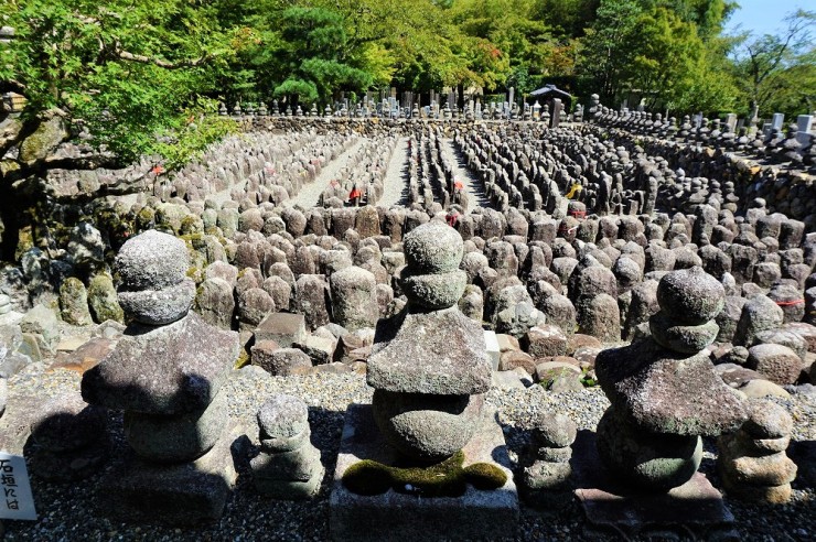【日本の絶景】8000体超の石仏・石塔が並ぶ京都奥嵯峨野の「あだし野念仏寺」