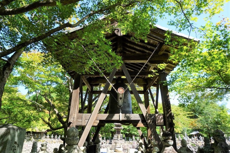 【日本の絶景】8000体超の石仏・石塔が並ぶ京都奥嵯峨野の「あだし野念仏寺」
