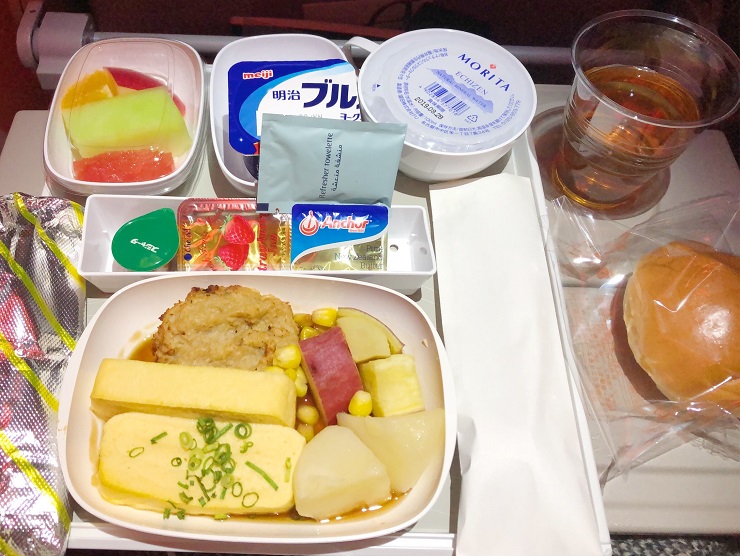 世界の機内食 エミレーツ航空エコノミークラスの機内食とは Gotrip 明日 旅に行きたくなるメディア