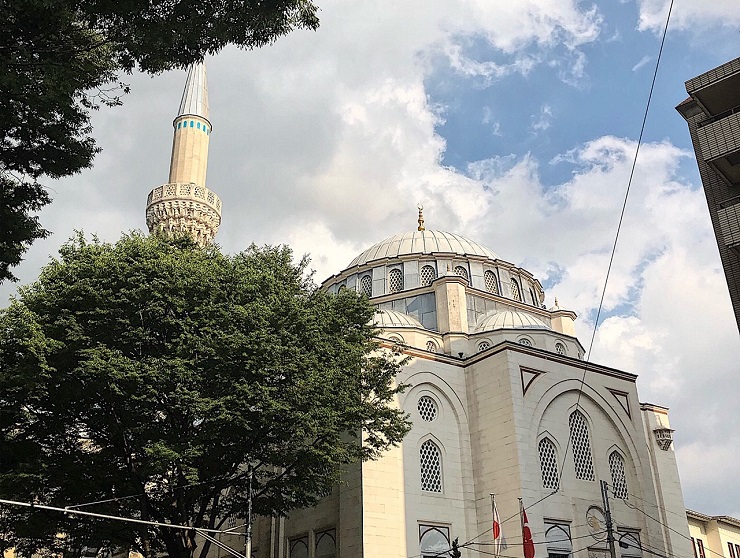 オスマン様式の壮大なモスクが東京に！？日本最大のトルコのモスク、東京都渋谷区「東京ジャーミィ」