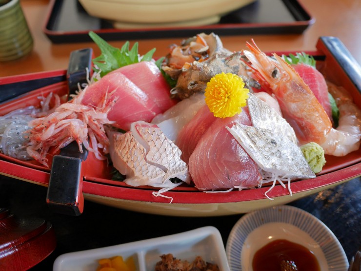 マグロの水揚げ量日本一を誇る清水港で味わう絶品のお刺身定食 / 静岡市清水区の「河岸の市」