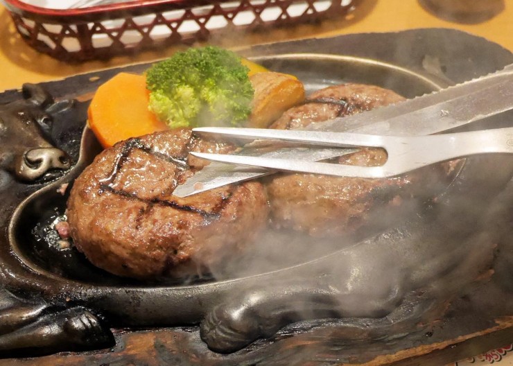これぞ静岡のソウルフード！行列必至のハンバーグレストラン「炭焼きレストランさわやか」