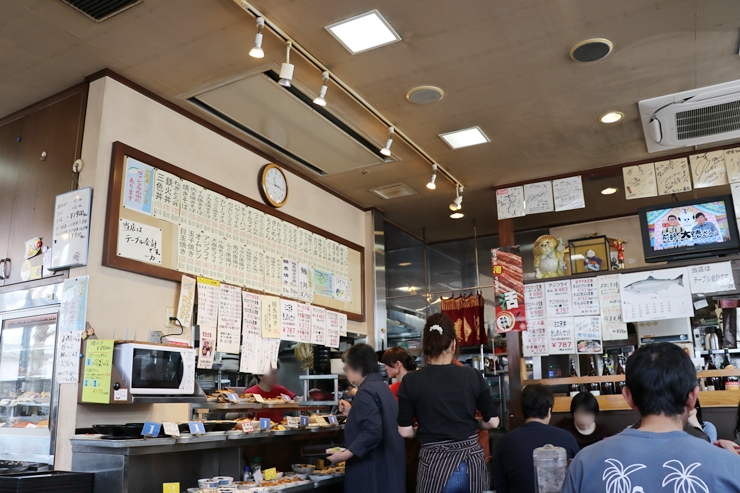 巨大な穴子天ぷらが2尾も！コスパ抜群の穴子天丼を味わえるお店 / 名古屋中央卸売市場の「一力」