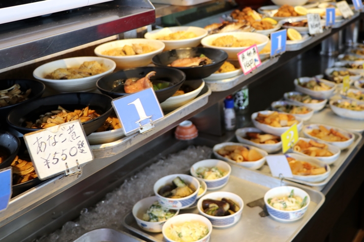 巨大な穴子天ぷらが2尾も！コスパ抜群の穴子天丼を味わえるお店 / 名古屋中央卸売市場の「一力」