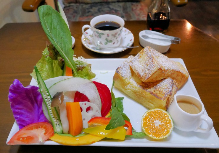 朝から新鮮野菜が食べられる蔵をリノベーションしたカフェ / 島根県出雲市の「Cafe naka蔵」