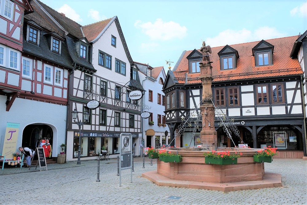 世界の街角 とんがり屋根の市庁舎が可愛いドイツ南部の街 ミッヒェルシュタット Gotrip 明日 旅に行きたくなるメディア