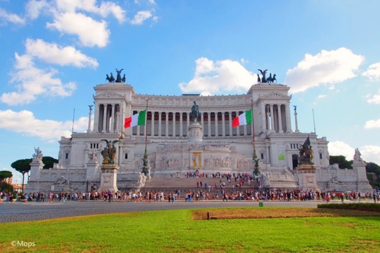 ローマに突如として現れる巨大な白亜の記念碑 ヴィットリオ エマヌエーレ2世記念堂の迫力がすごい Gotrip 明日 旅に行きたくなるメディア